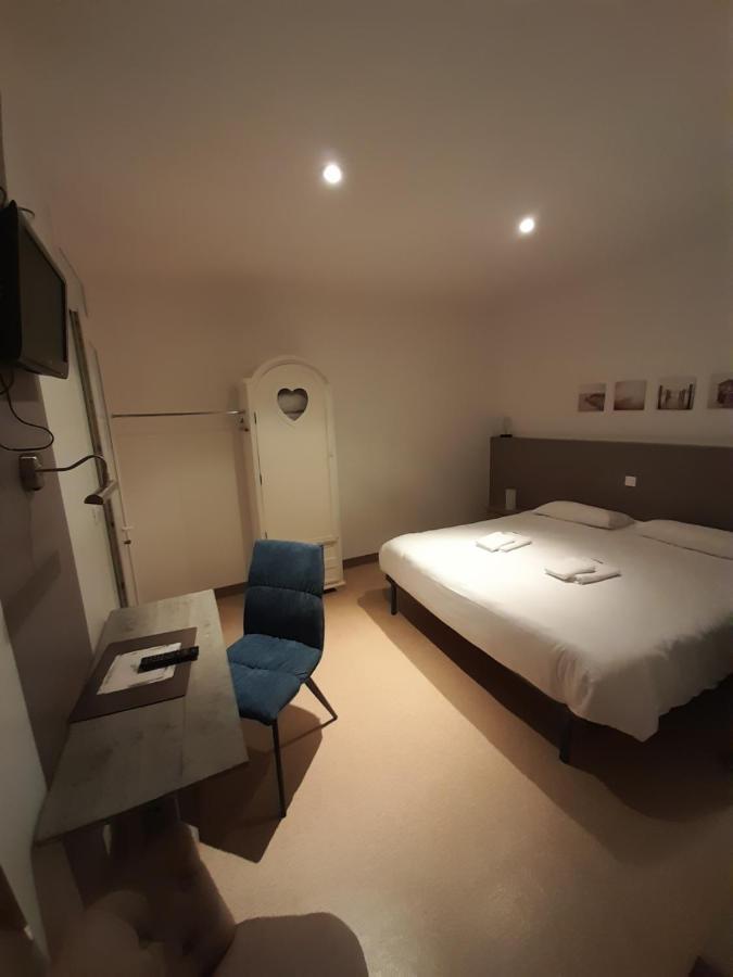 Hotel Les Voyageurs 莱萨布勒-多洛讷 外观 照片