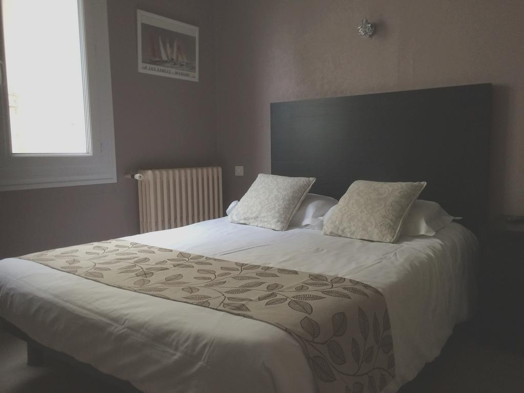 Hotel Les Voyageurs 莱萨布勒-多洛讷 客房 照片