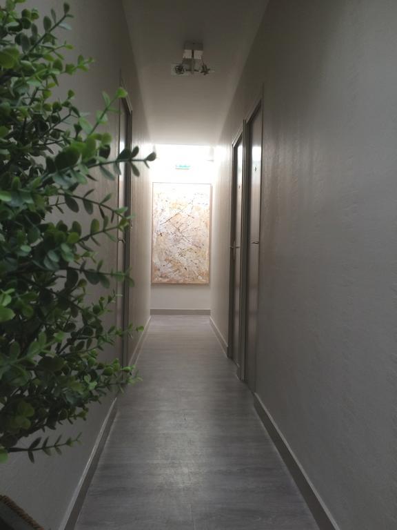 Hotel Les Voyageurs 莱萨布勒-多洛讷 外观 照片