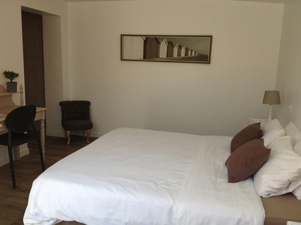 Hotel Les Voyageurs 莱萨布勒-多洛讷 客房 照片